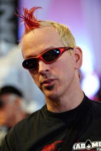 Poker : Phil Laak sort deux joueurs! Phil Laak sort deux joueurs!