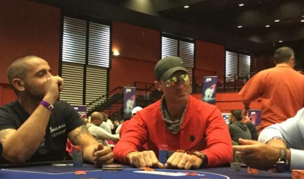 Poker : Casaque rouge en tete à mi-course Casaque rouge en tete à mi-course