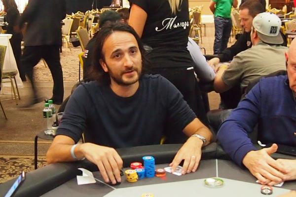 Davidi Kitai sur un nuage