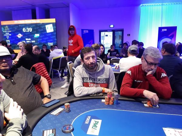 Poker : Sur l'estrade ! Sur l'estrade !