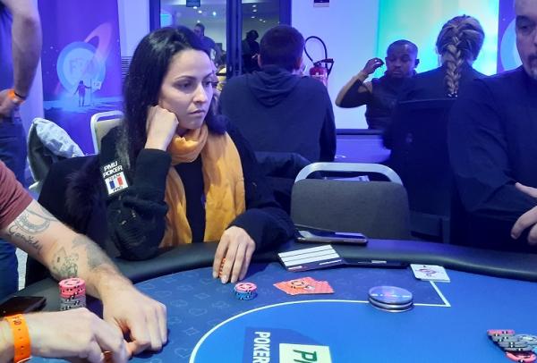 Poker : FPO : casaques vertes à terre FPO : casaques vertes à terre