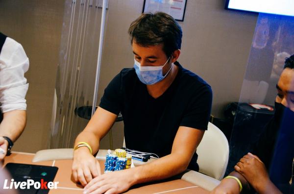 Poker : Rémi Castaignon élimine son adversaire avec brelan de trois ! Rémi Castaignon élimine son adversaire avec brelan de trois !