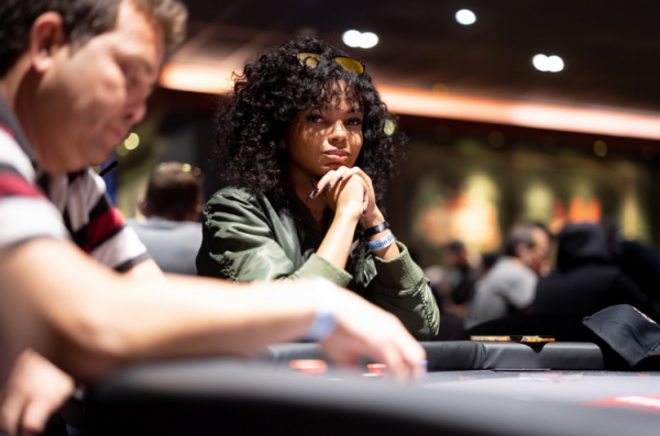 Poker : 4e re-entry pour Alexane Najchaus sur le Main Event 4e re-entry pour Alexane Najchaus sur le Main Event
