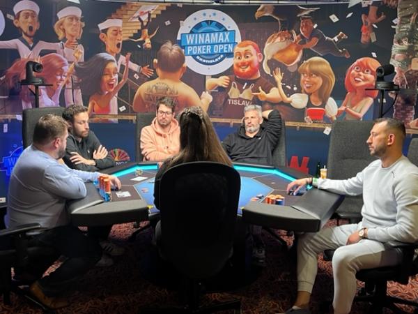 Poker : Il y'a du mouvement en table TV du Main Event ! Il y'a du mouvement en table TV du Main Event !