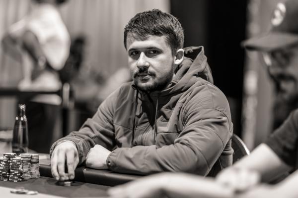 Poker : Juste après le break, Edvin Makic sortira 9e contre les As de Mataruga ! Juste après le break, Edvin Makic sortira 9e contre les As de Mataruga !
