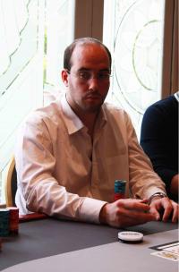 Poker : Romain Franceschini ne trouve pas trop d'action avec les As ! Romain Franceschini ne trouve pas trop d'action avec les As !