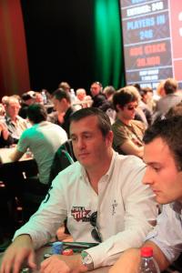 Poker : Qui est le chipleader ? C'est moi. Ah non c'est moi. Qui est le chipleader ? C'est moi. Ah non c'est moi.