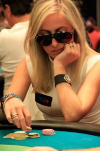 Poker : Rebecca se met à l'espagnol Rebecca se met à l'espagnol