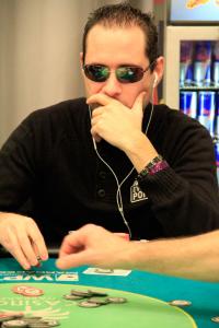 Poker : Derrière au flop. Devant au turn. Derrière à la river. Derrière au flop. Devant au turn. Derrière à la river.