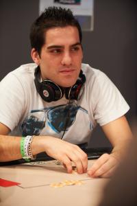 Poker : Mais pourquoi il ne lâche pas sa paire de rois ?! Mais pourquoi il ne lâche pas sa paire de rois ?!
