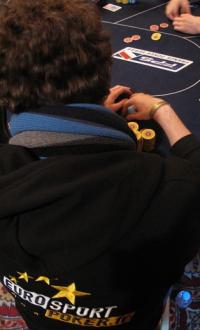 Poker : Basou met la pression Basou met la pression