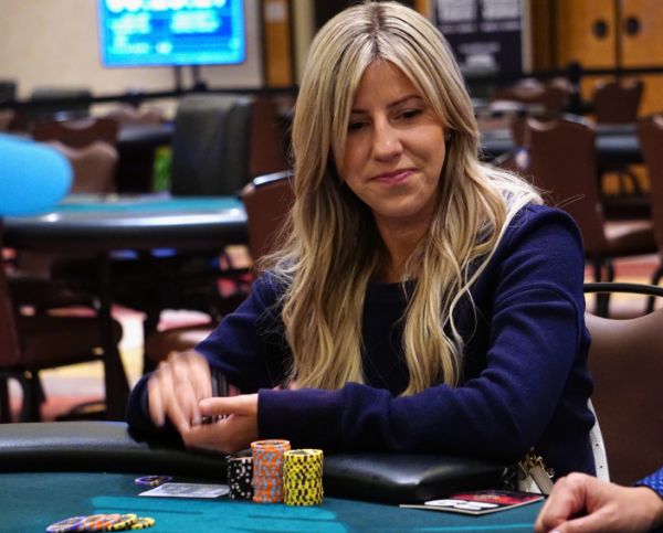 Poker : Kristen Foxen devient la première joueuse à  avoir remporté quatre bracelets WSOP ! 